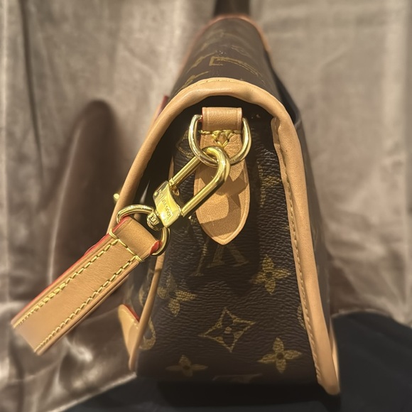 LOUIS VUITTON Diane Satchel - Picture 6 of 11